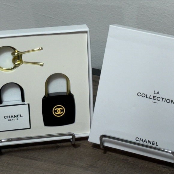 Authentic GWP Beauté Black and White Padlock Duo New in box - Picture 2 of 4